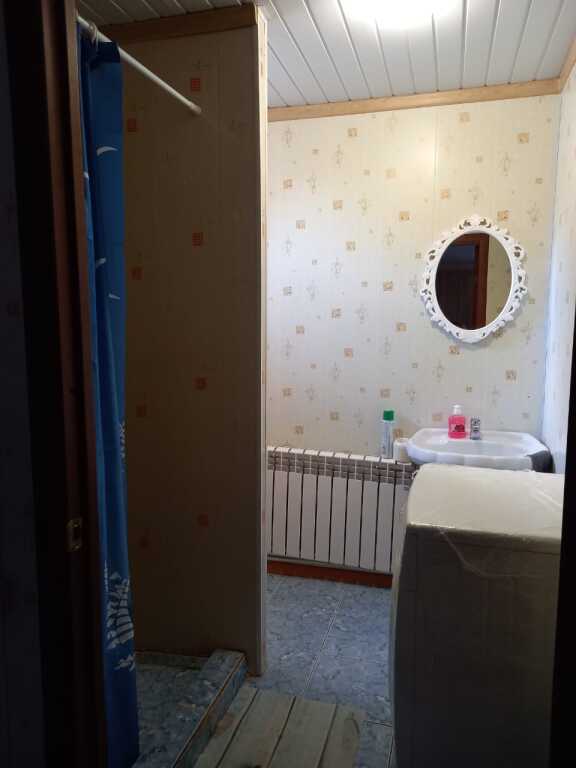 Коттедж с балконом и с красивым видом из окна в Гостевой Дом на Берегу Волги