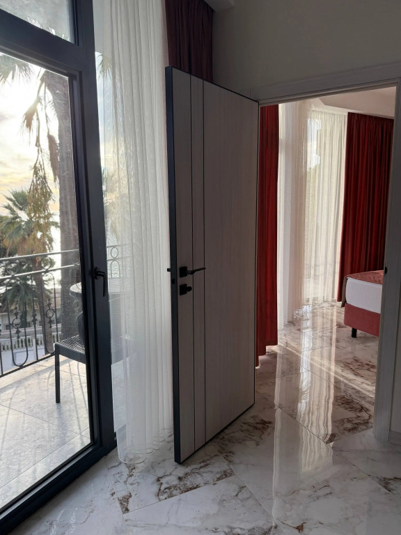 Двухместный люкс с балконом и с красивым видом из окна двуспальная кровать в Лучезарный