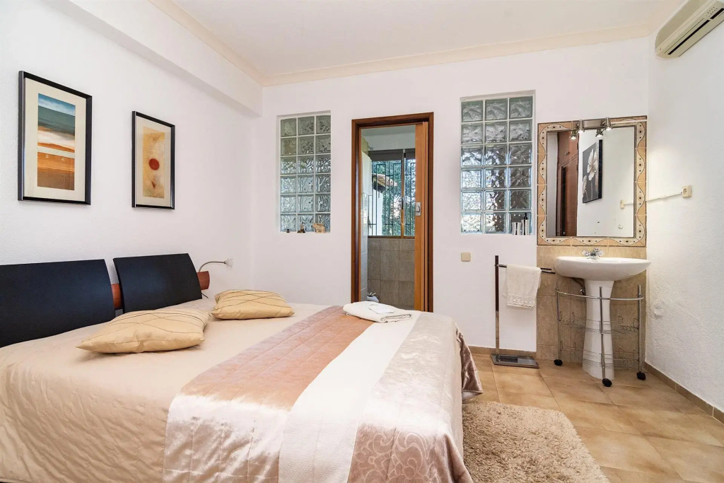 Standard Double room (full double bed)