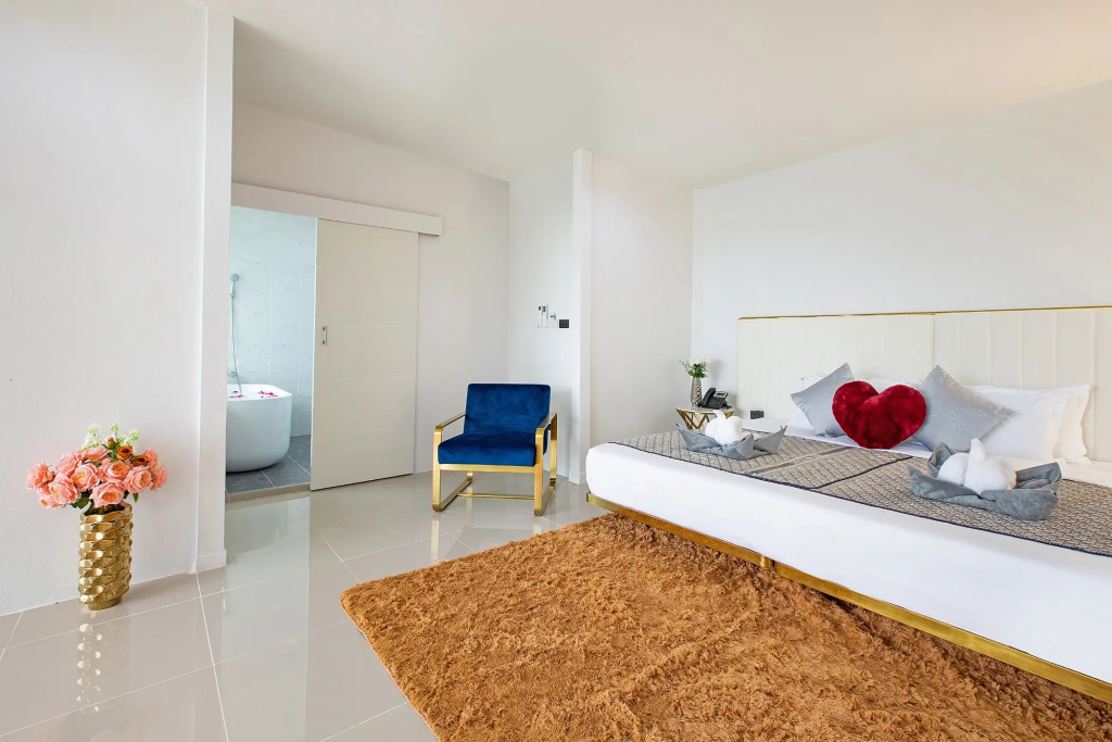 Курортный отель Nariya Bayfront Phuket — фото