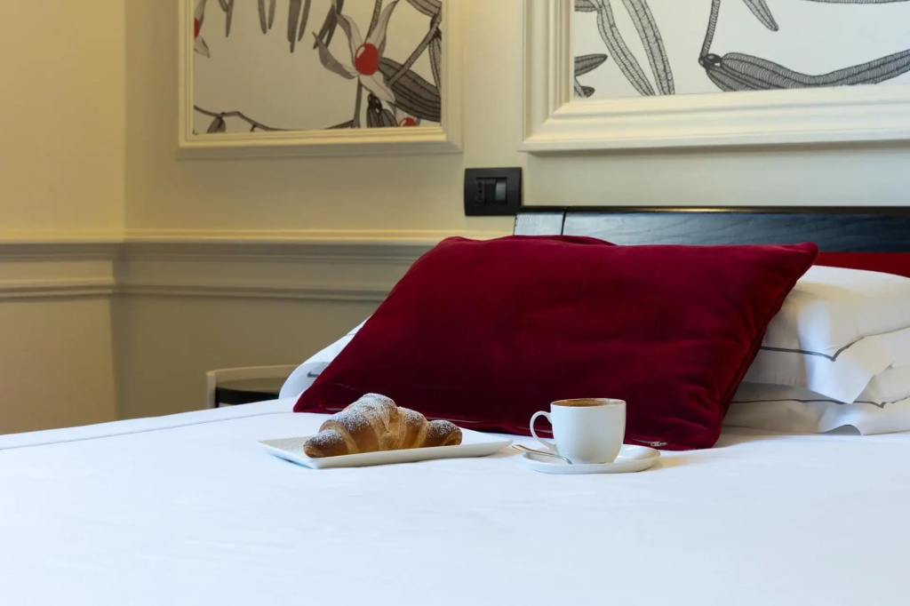 Double Suite with city view (full double bed)
