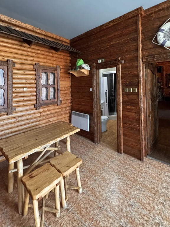 Коттедж с балконом и с красивым видом из окна в Усадьба в горах