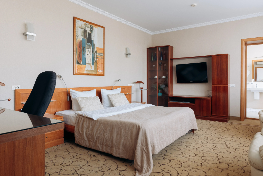 Dlya Vas Hotel Room Type - Double Suite full double bed