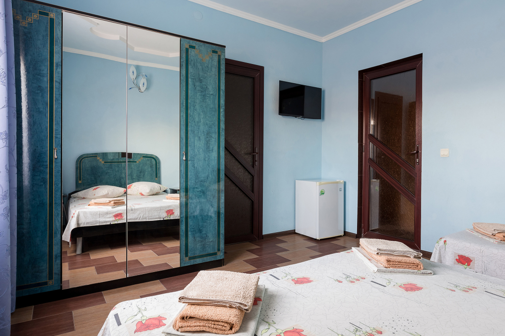 Трёхместный номер Стандарт с балконом и с видом на город в Guest house city center