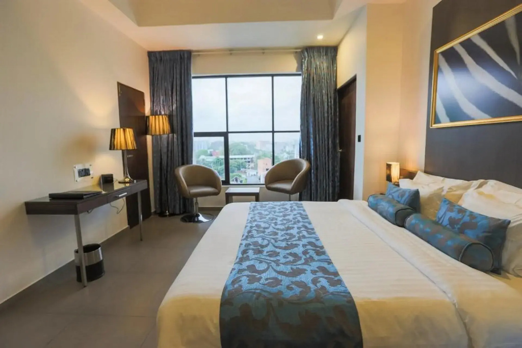 Deluxe Double room with city view (full double bed)