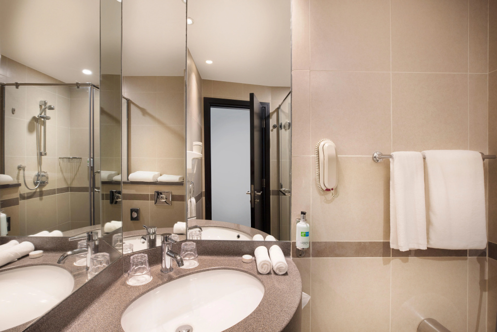 Отель Holiday Inn Express Dubai - Safa Park, an IHG Hotel в Дубае