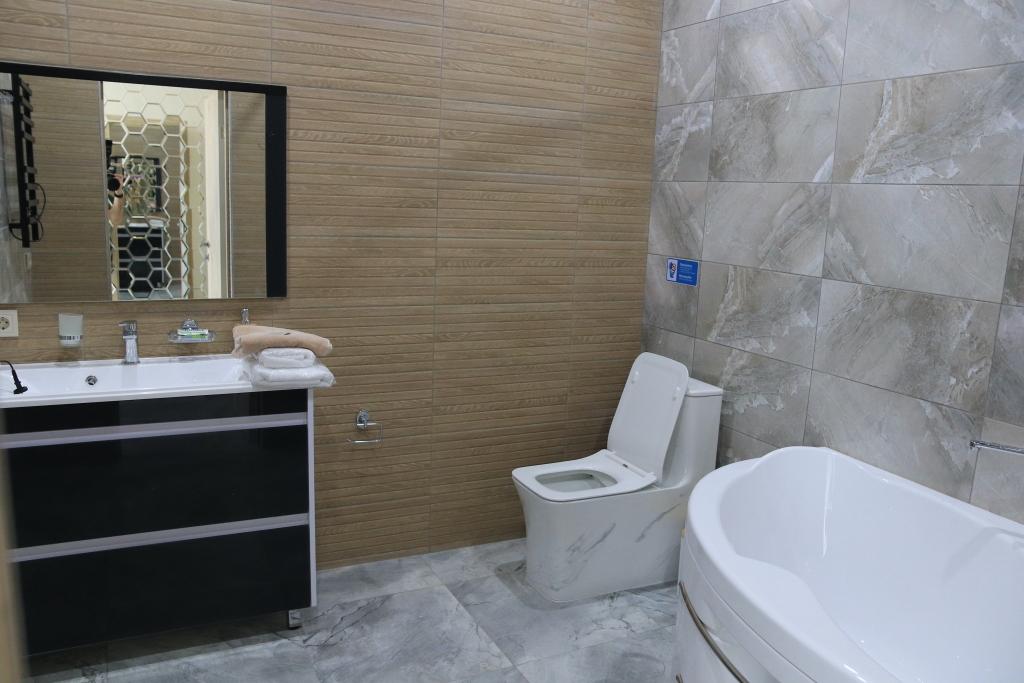 Двухместный семейный люкс с балконом и с красивым видом из окна двуспальная кровать в Вилла Абхазия