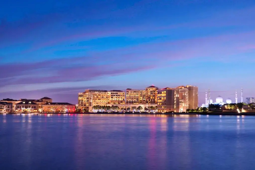 The Ritz-Carlton Abu Dhabi, Grand Canal Hotel - Général
