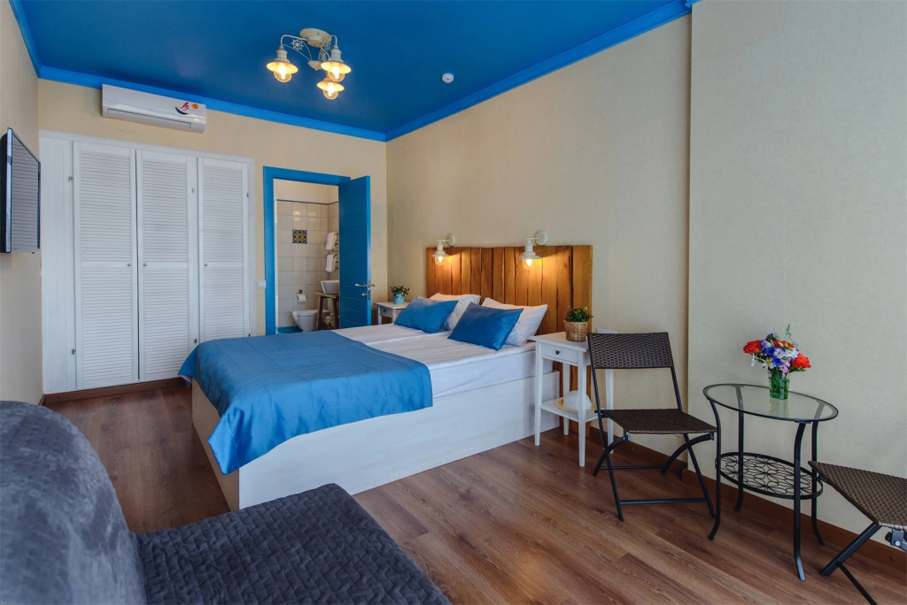 Classic Double room with balcony (full double bed)