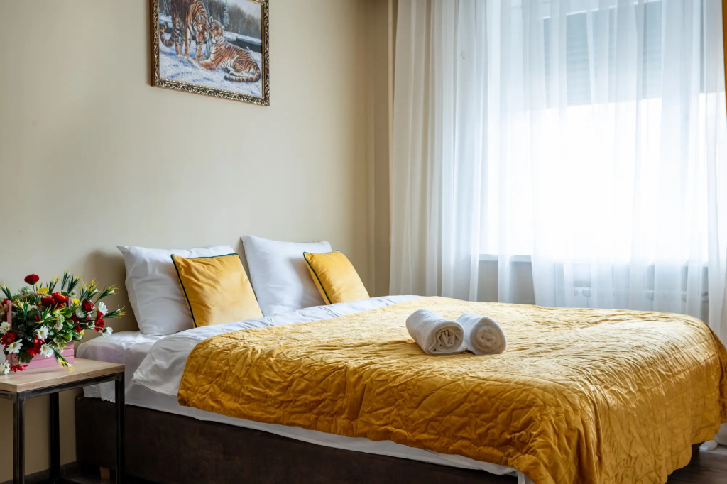 Quadruple Yellow Studio with park view
