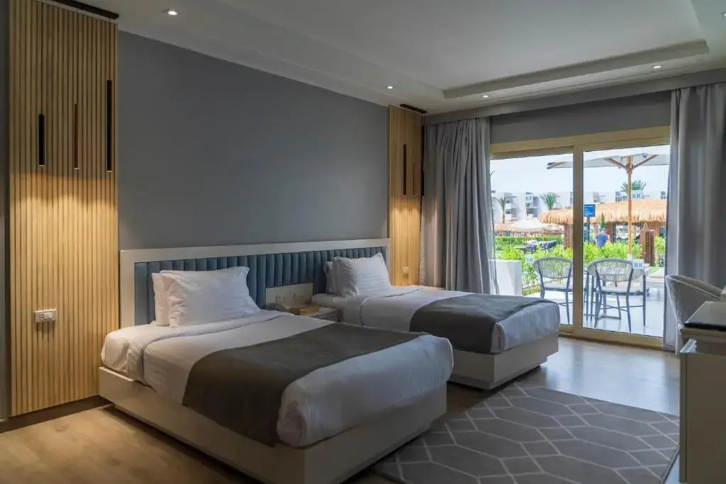 Люкс Posh Club Royal с балконом в Sunrise Crystal Bay Resort