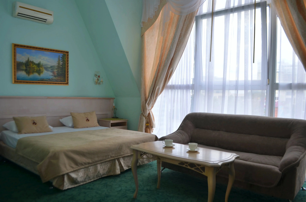 Sudarushka Hotel Room Type - Double Suite with city view full double bed