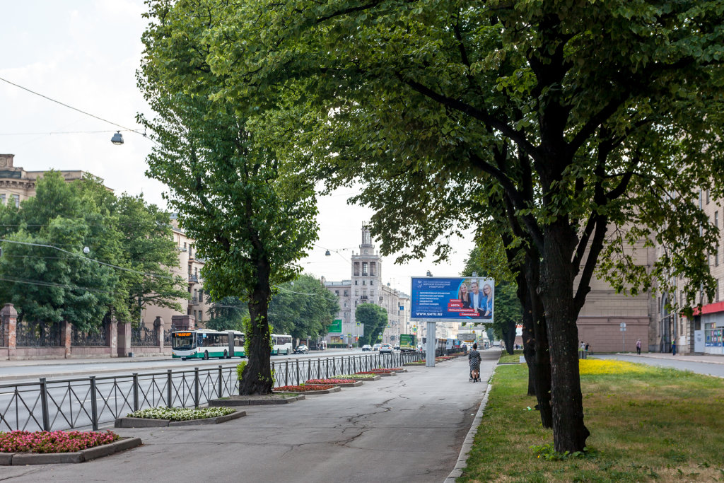 Стоять напротив парка. Стачек 19.