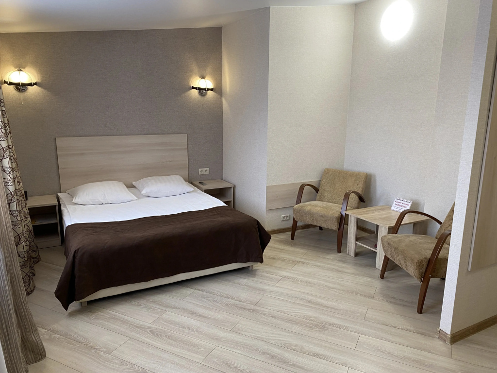 Grand Double room (full double bed)