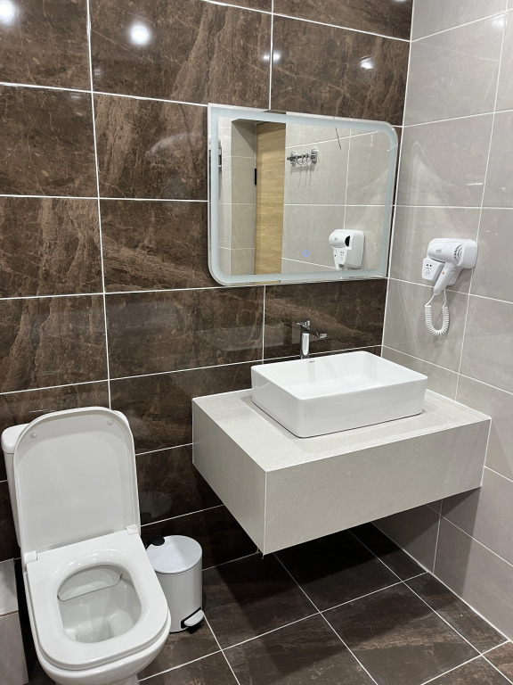 Четырёхместный люкс с балконом и с красивым видом из окна в Отель Столица