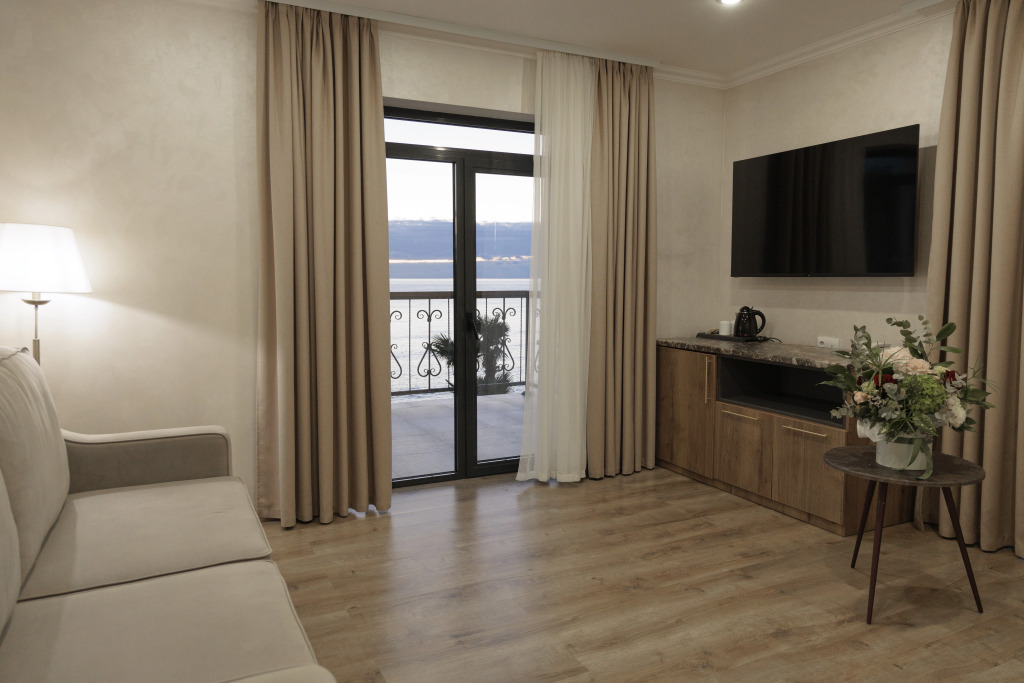 Двухместный люкс с 2 комнатами с балконом и с видом на море двуспальная кровать в Нарт