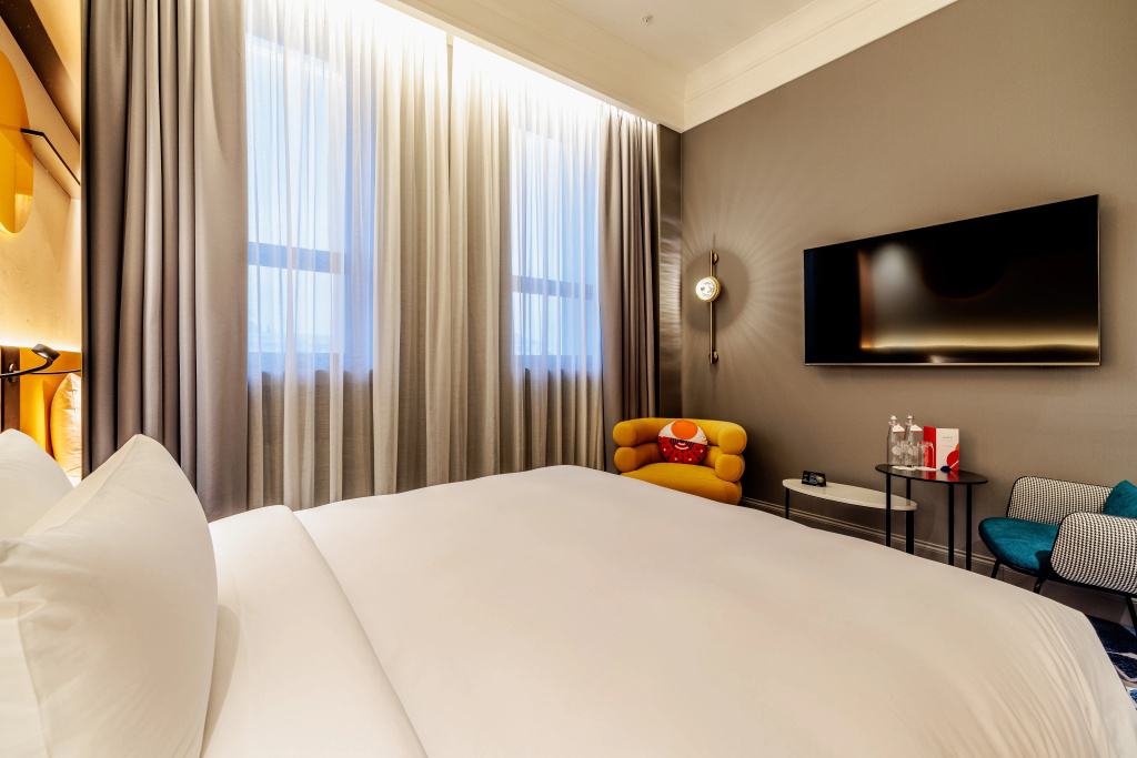 Hotel Maidens Hotel Room Type - Executive Double room with city view full double bed