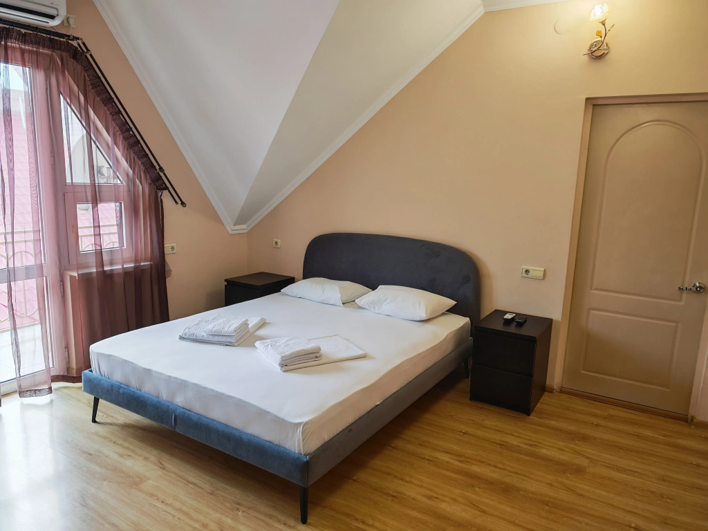 Четырёхместный номер Standard с балконом в Светлана