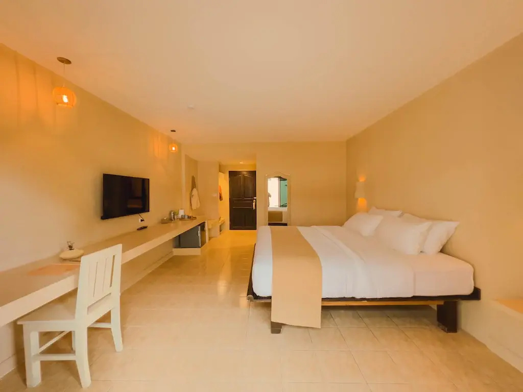Deluxe Double room with balcony (full double bed)