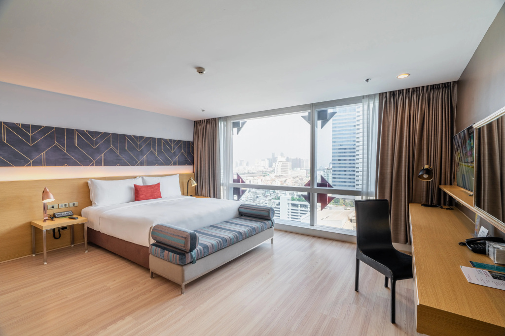 Deluxe Corner Double room with city view (full double bed)