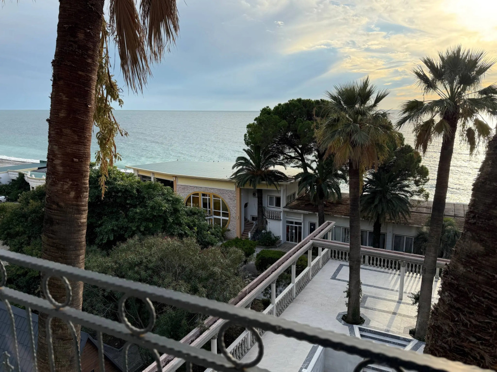 Двухместный люкс с балконом и с красивым видом из окна двуспальная кровать в Лучезарный