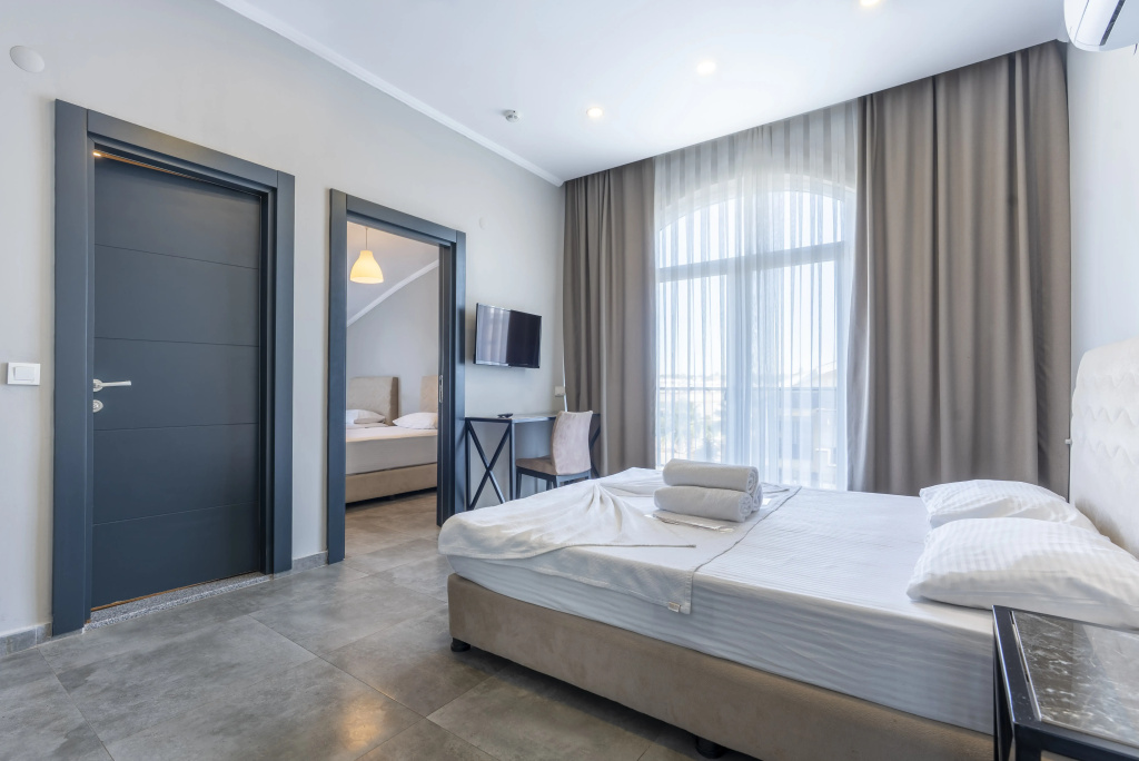 2 Bedrooms Standard Quadruple Family room with balcony