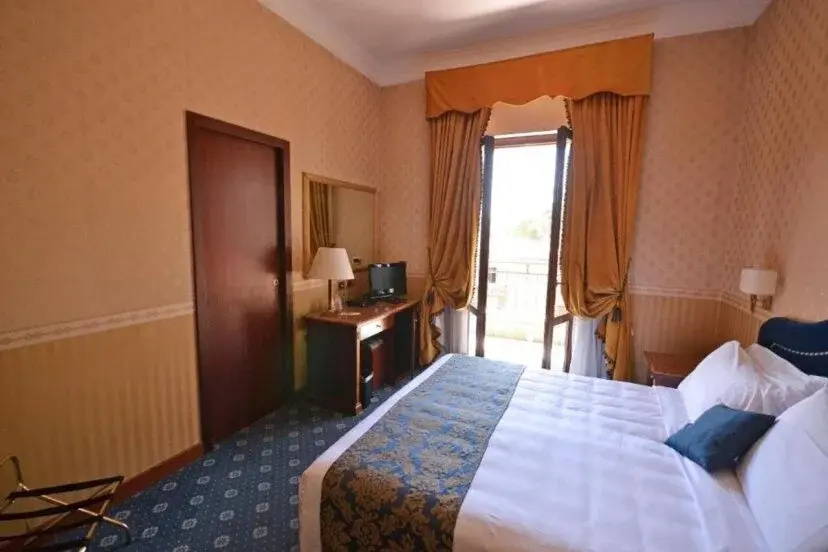 Double room (full double bed)