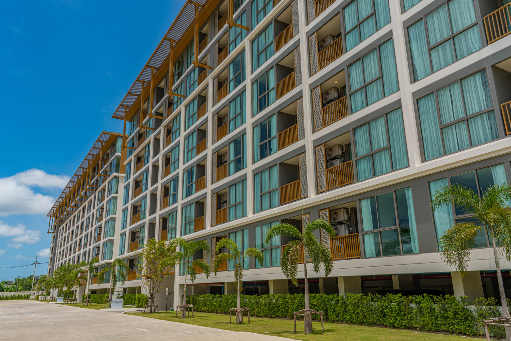 1BR Ozone Oasis Pool Gym & Beach Shuttle Apartments