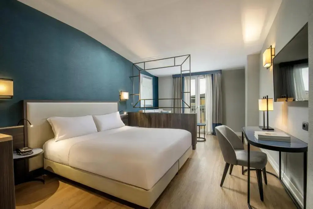 Omnia Deluxe Double room (full double bed)
