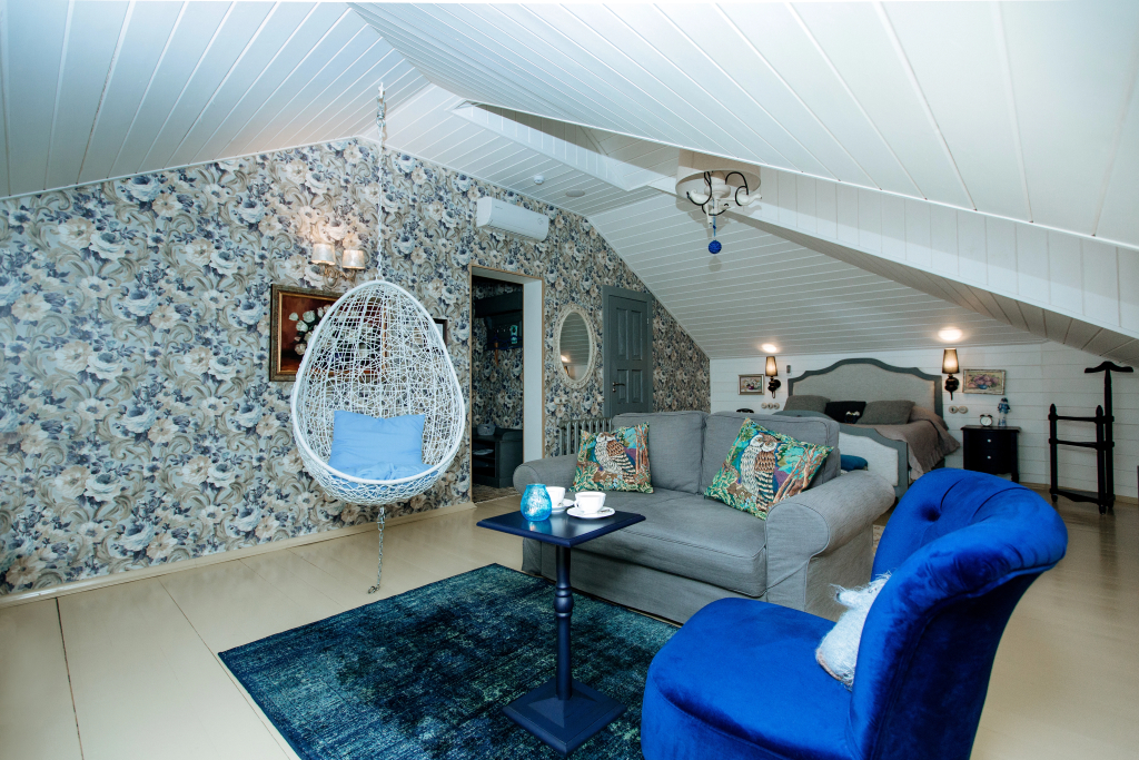 帶有城市景觀的雙層小套房，附帶雙人床