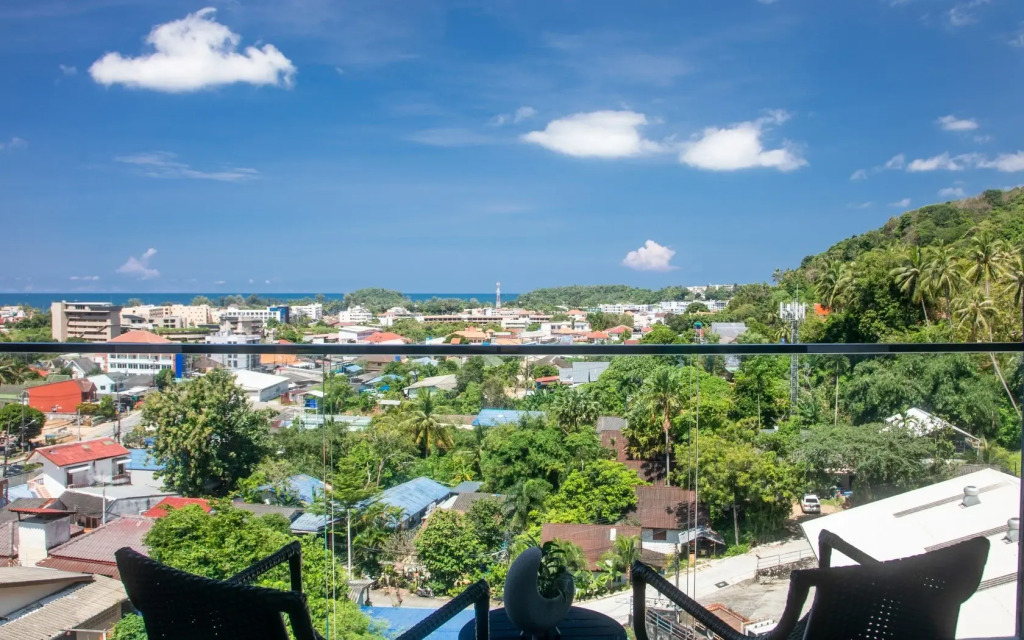 Двухместный номер Superior с балконом и с видом на море двуспальная кровать в Отель The Yama Resort & Spa Kata Beach Phuket