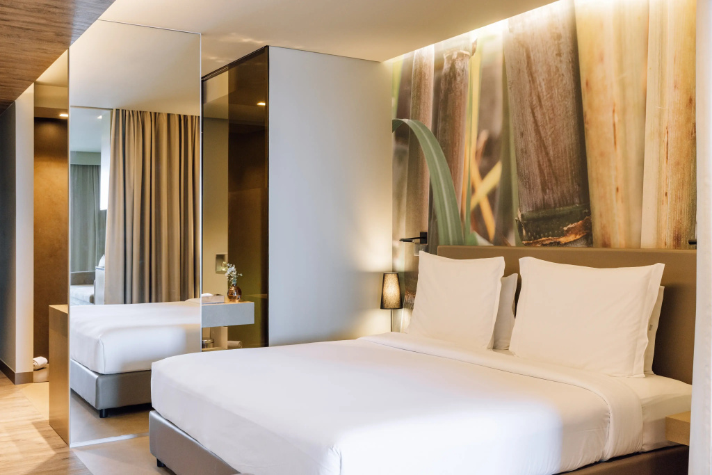 Side Ocean Double Suite with balcony (full double bed)