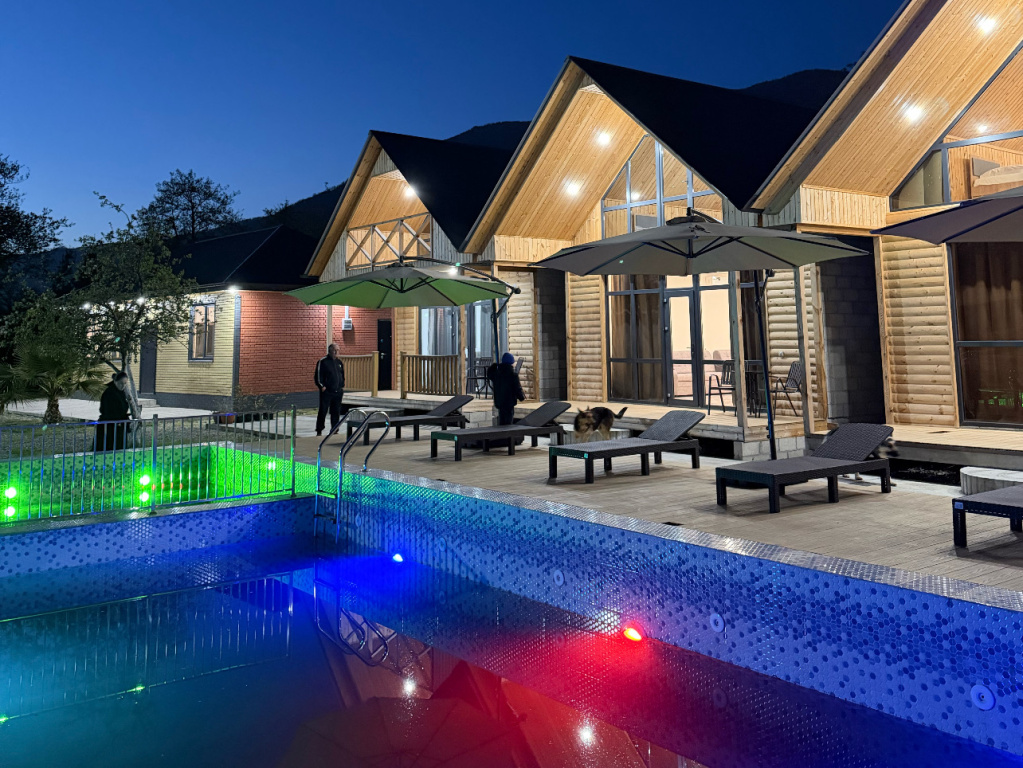 Курортный отель Akhan Resort Gagra - Виллы у реки с видом на горы возле моря