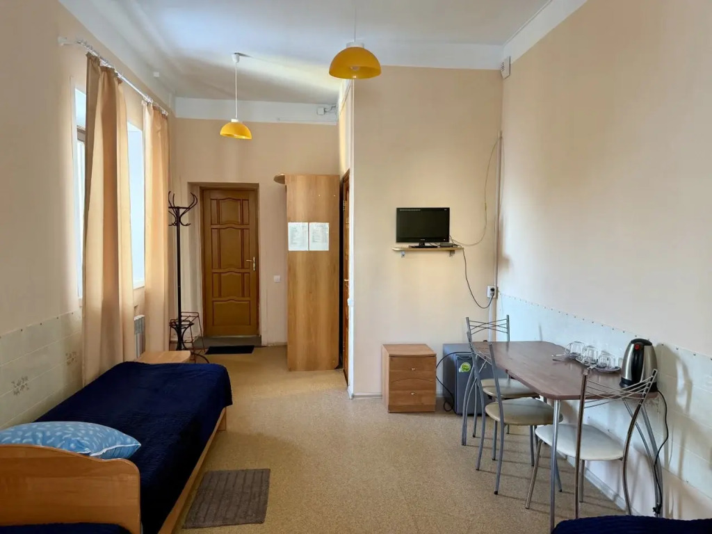 Трёхместный семейный номер Standard с видом на внутренний двор в Молодежная