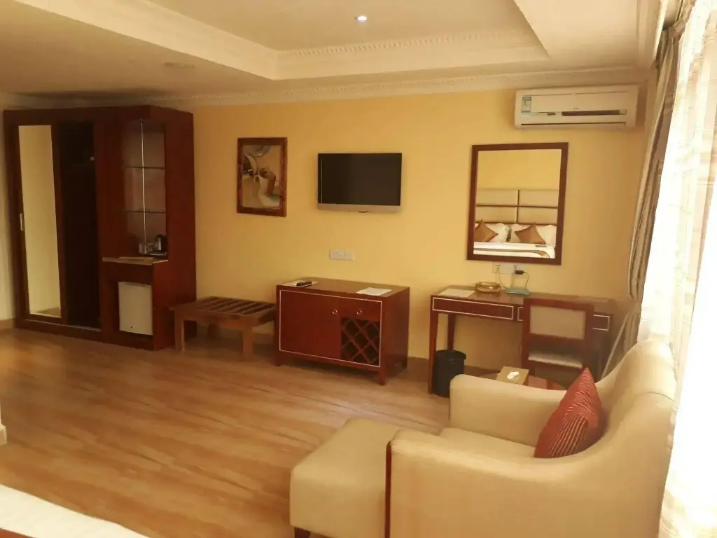 Tiffany Diamond Makunganya Street Hotel