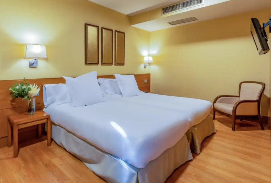 Double room (full double bed)