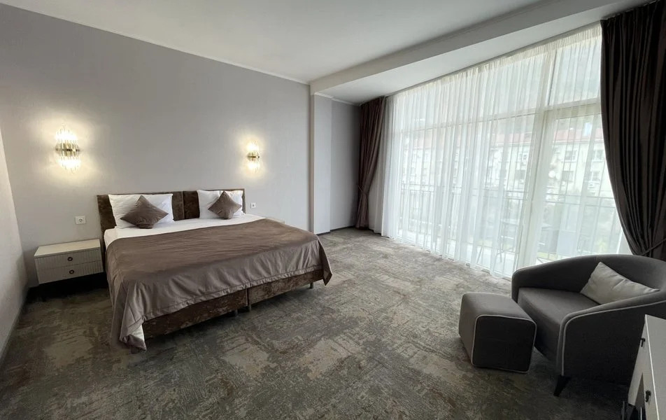 Двухместный номер Standard с 1 комнатой с балконом и с видом на горы двуспальная кровать в Парк Малибу