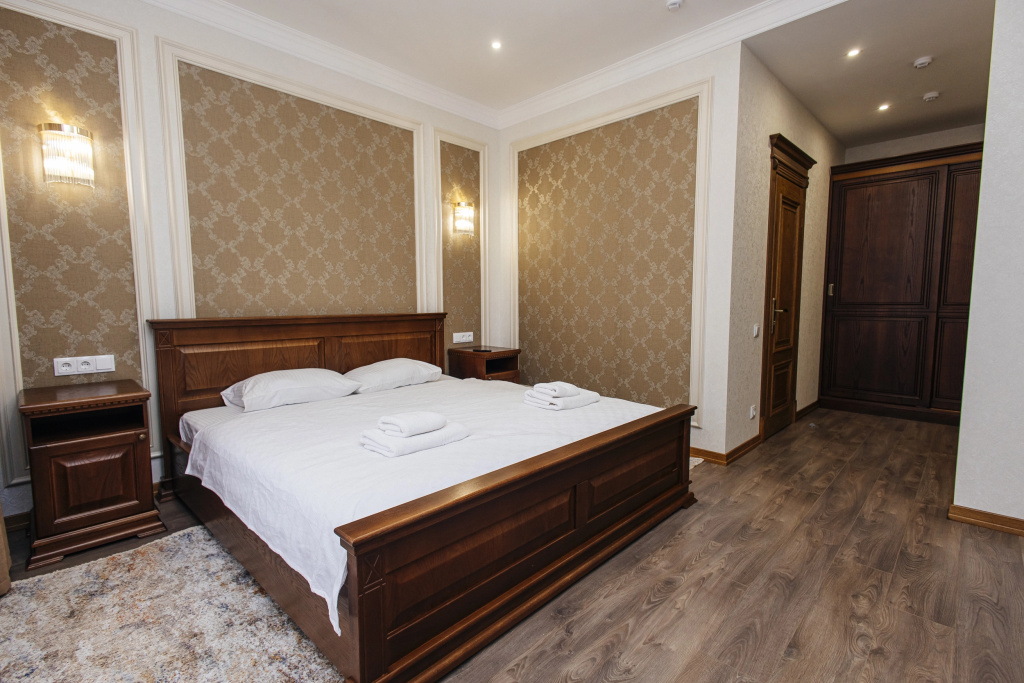 Deluxe Double room with courtyard view (full double bed)