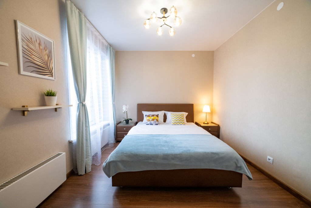 Квартира посуточно красноярск 9 мая. Фото квартиры. Krasroom Красноярск. Гостиница белый дом Красноярск. Хостел Красноярск недорого рядом ТЦ Планета.