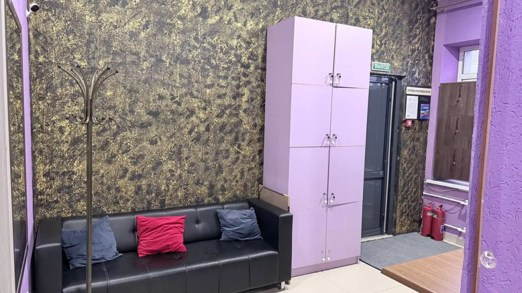 Кровать в общем номере с видом на город в Адмирал