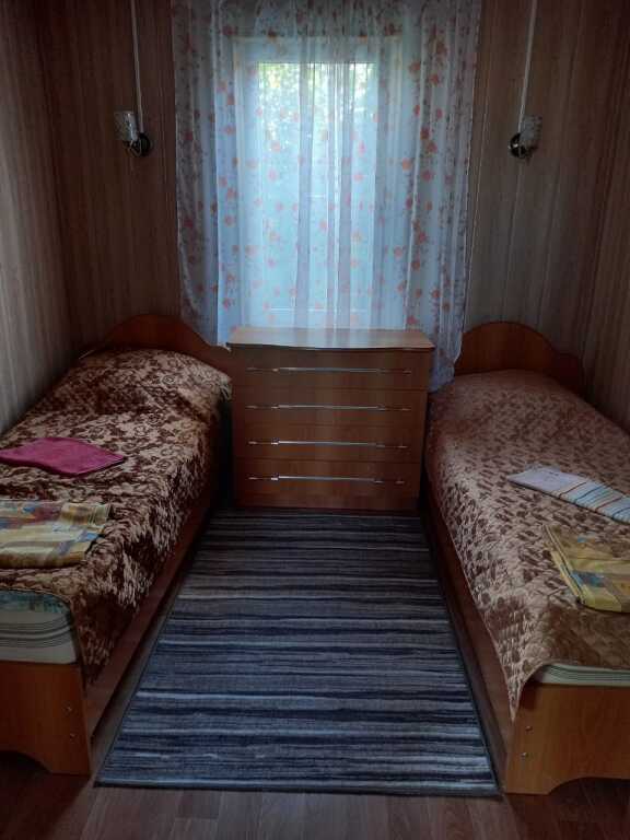 Коттедж с балконом и с красивым видом из окна в Гостевой Дом на Берегу Волги