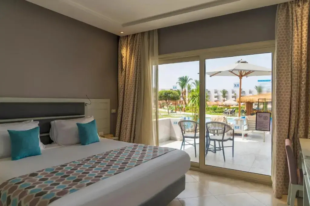 Люкс Posh Club Swim Up Family с балконом в Sunrise Crystal Bay Resort
