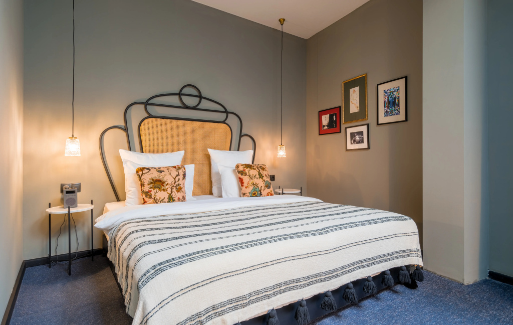 Large Double room (full double bed)