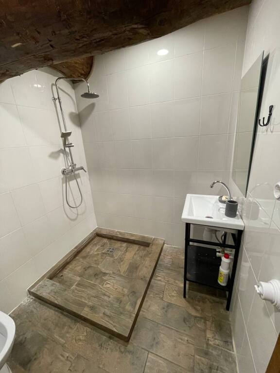 Четырёхместный номер №1 с балконом и с красивым видом из окна в Дубки