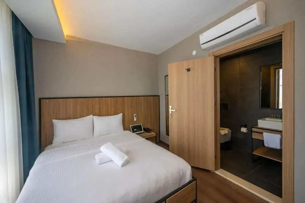 Deluxe Double room (full double bed)
