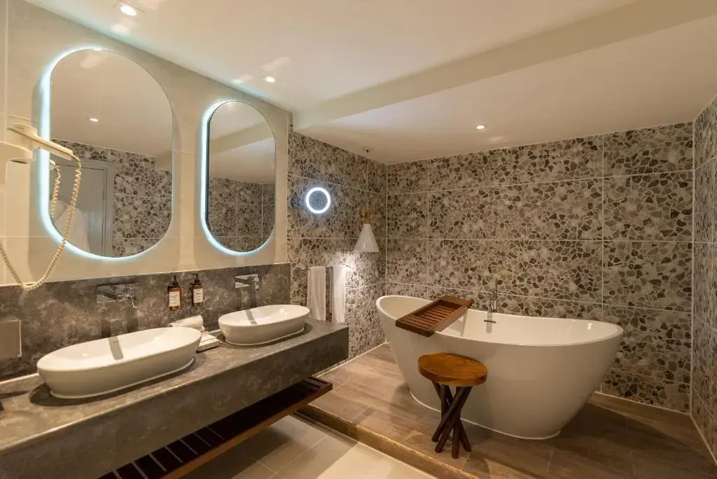 Люкс Posh Club Presidential с балконом в Sunrise Crystal Bay Resort