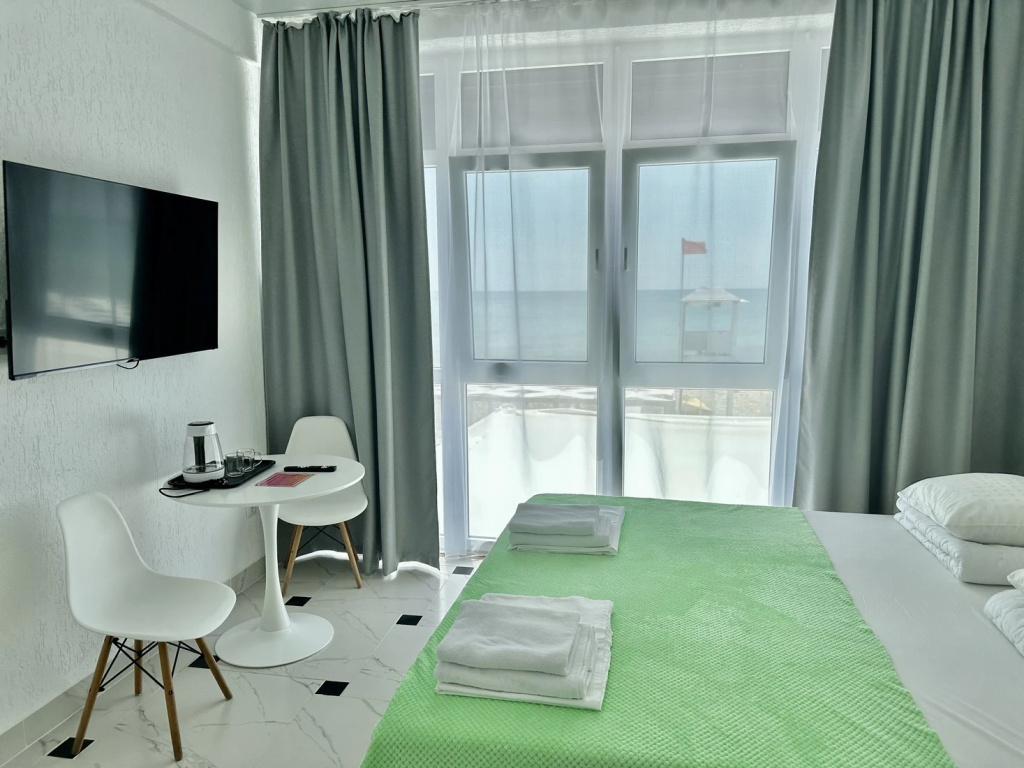 Double Studio beachfront with sea view (full double bed)