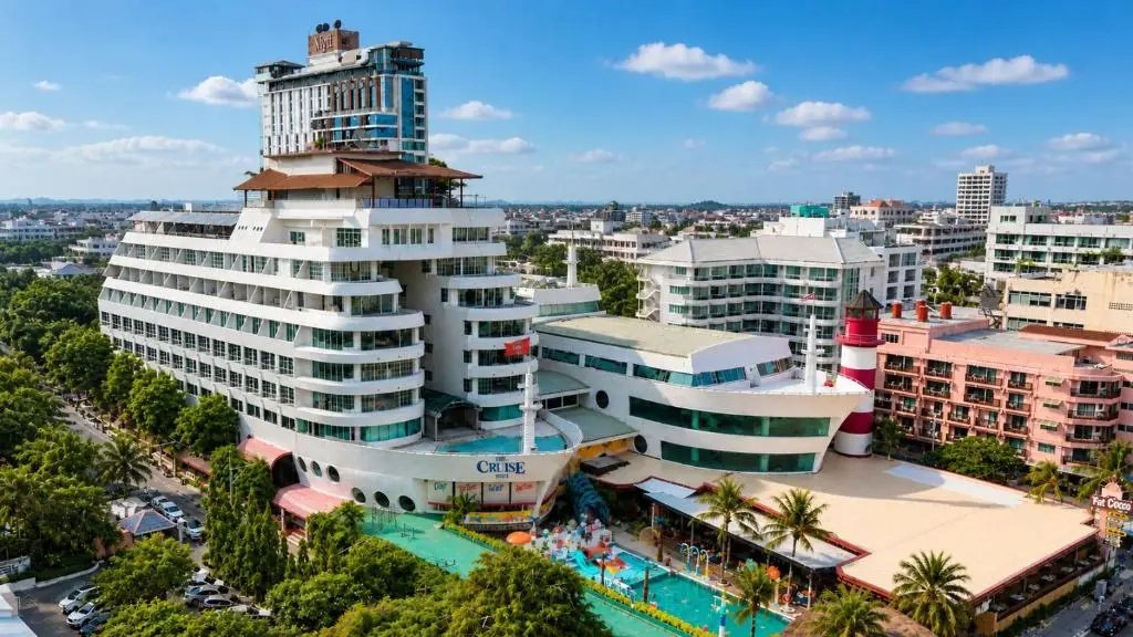 Cruise Hotel (formerly A-One The Royal Cruise Hotel) — фото