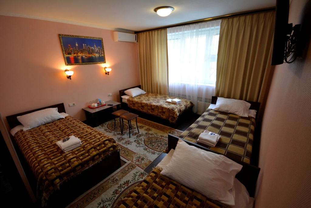 Komfort Room Type - Standard Quadruple room with city view