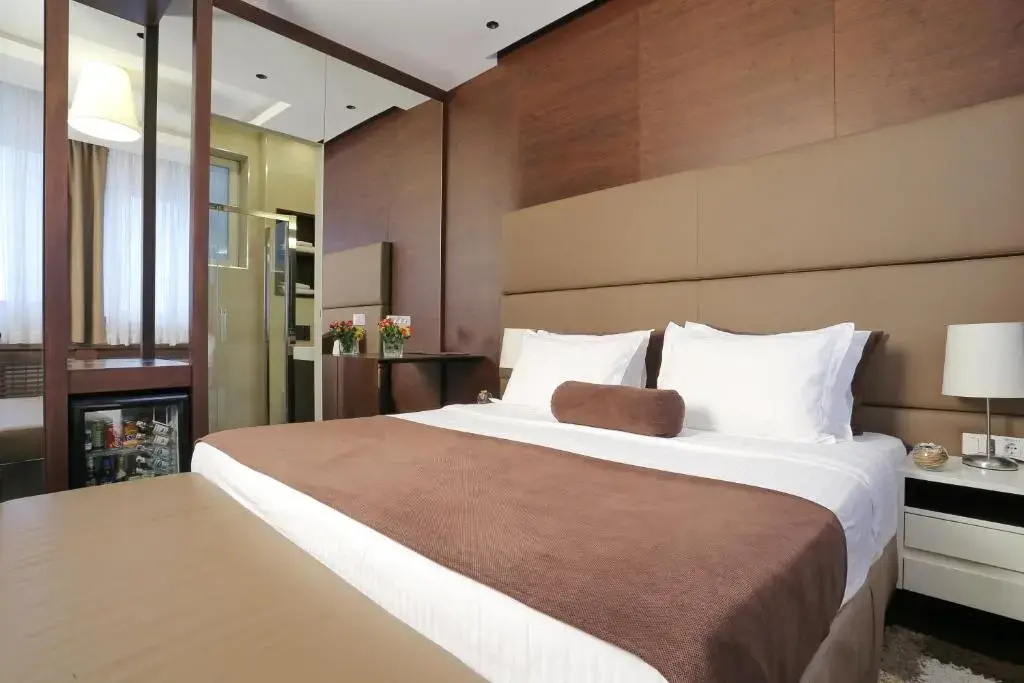Luxury Double Suite with city view full double bed